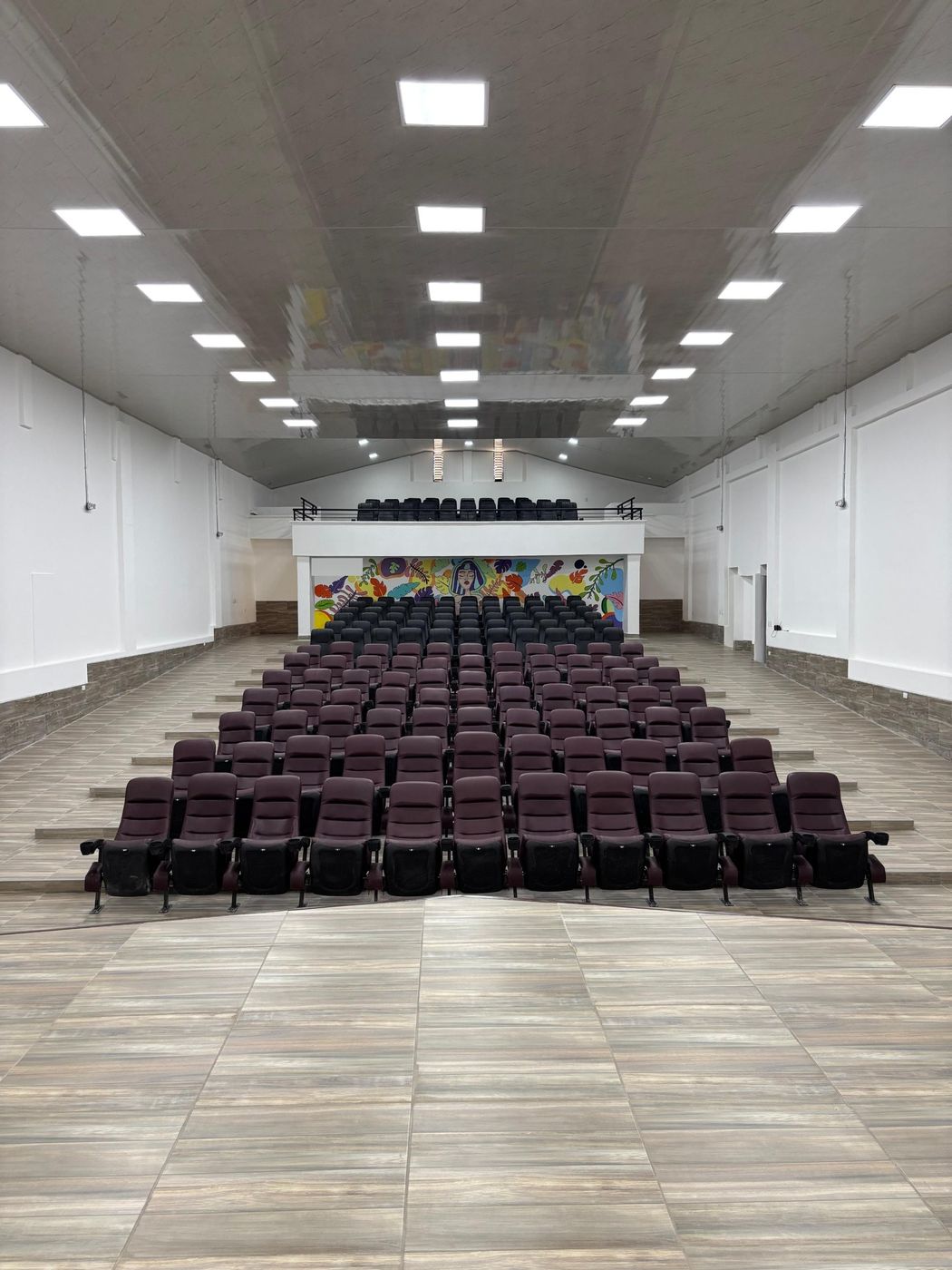 Teatro remodelado, con gradería y sillas